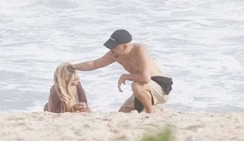 Pabllo Vittar e Pedro Sampaio são vistos juntos em praia