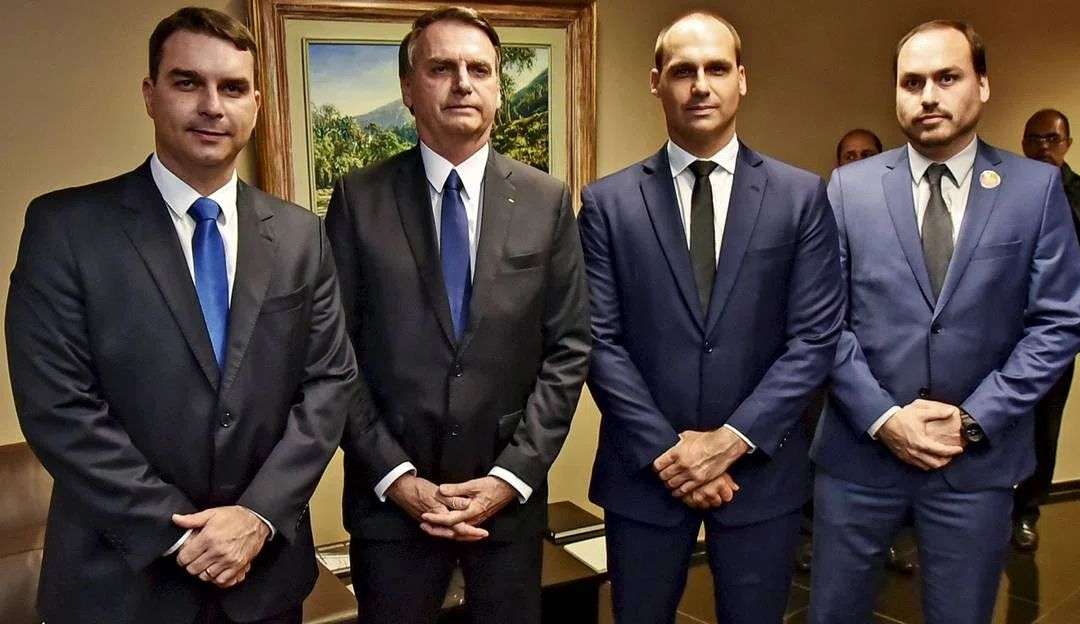 Família Bolsonaro diminui média de postagens diárias após vitória de Lula