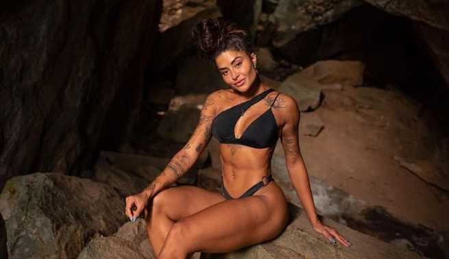 Antes de Lockdown no Rio, Aline Riscado aproveita banho de mar na praia