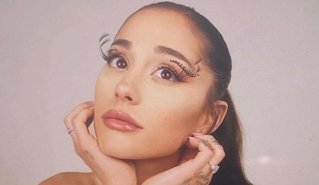 Ariana Grande posta stories em estúdio de gravação ao lado de produtores de Taylor Swift e Adele