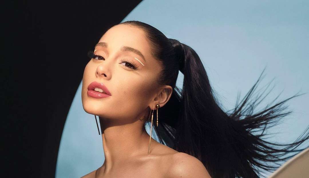 Ariana Grande: “Santa Tell Me” volta aos charts do Spotify