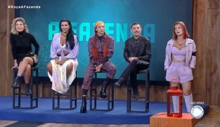 A fazenda 14: Grupo A comemora após a formação da roça