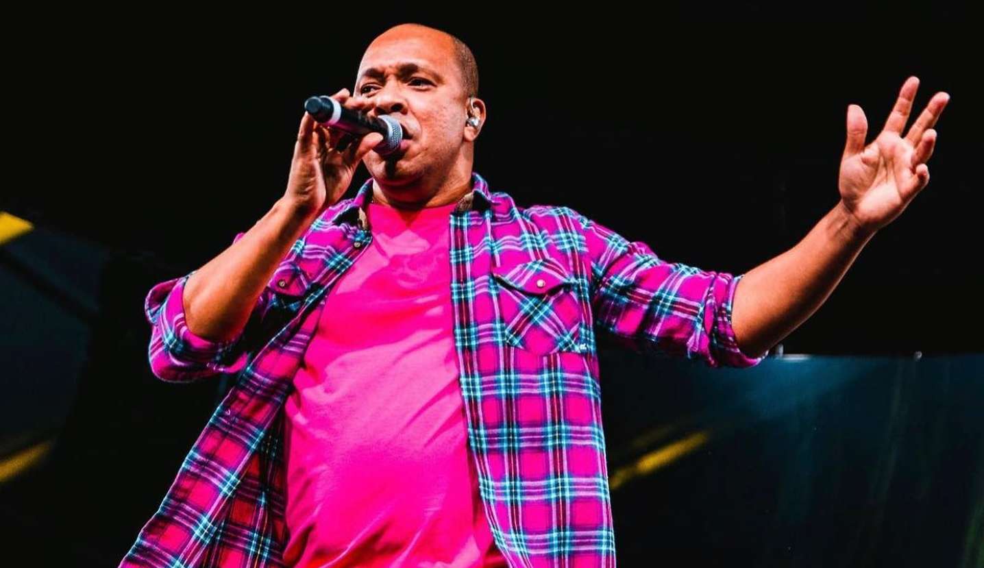 Vocalista do molejo assumi que faz sexo anal com namorada, “pode ficar meia hora lá”