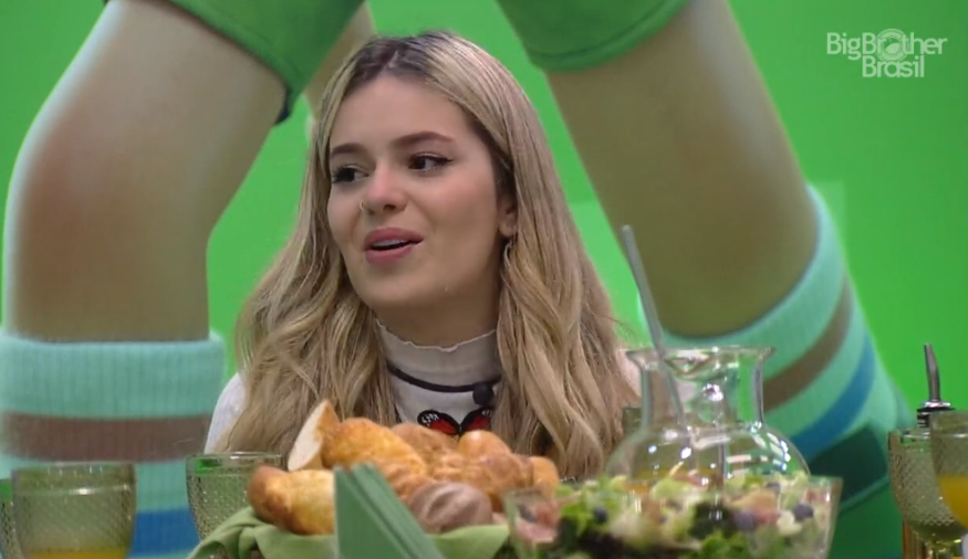 Viih Tube recebe presente do anjo e fica bastante emocionada