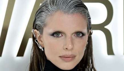 Julia Fox surge com novo visual ousado