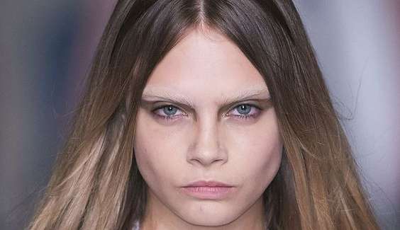 Sobrancelha Descolorida: Saiba os riscos e o impacto de ‘apagar’ os pelos acima dos olhos