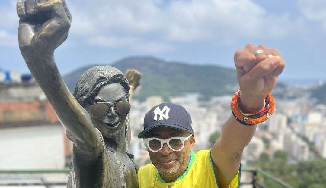 Cineasta Spike Lee é aplaudido pelos fãs brasileiros durante palestra