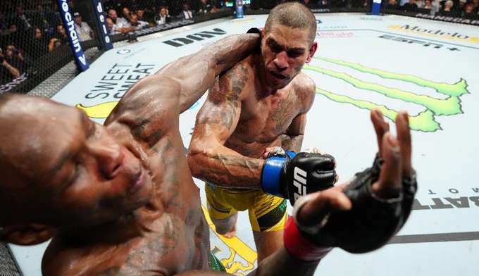 Poatan vence Adesanya e é campeão no UFC