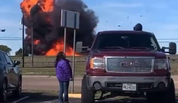 Seis pessoas morreram em colisão de aviões em show aéreo nos Estados Unidos