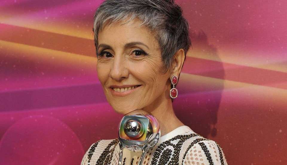 Atriz Cássia Kis é expulsa do grupo de WhatsApp do condomínio onde vive