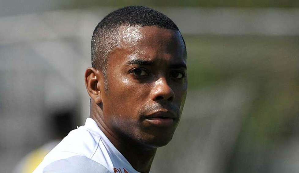 Arte com o rosto do ex-jogador Robinho é pichada em muro de escolinha de futebol