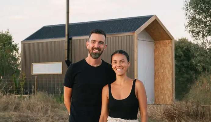 Casal ensina clientes a construirem uma casa em apenas 6 meses