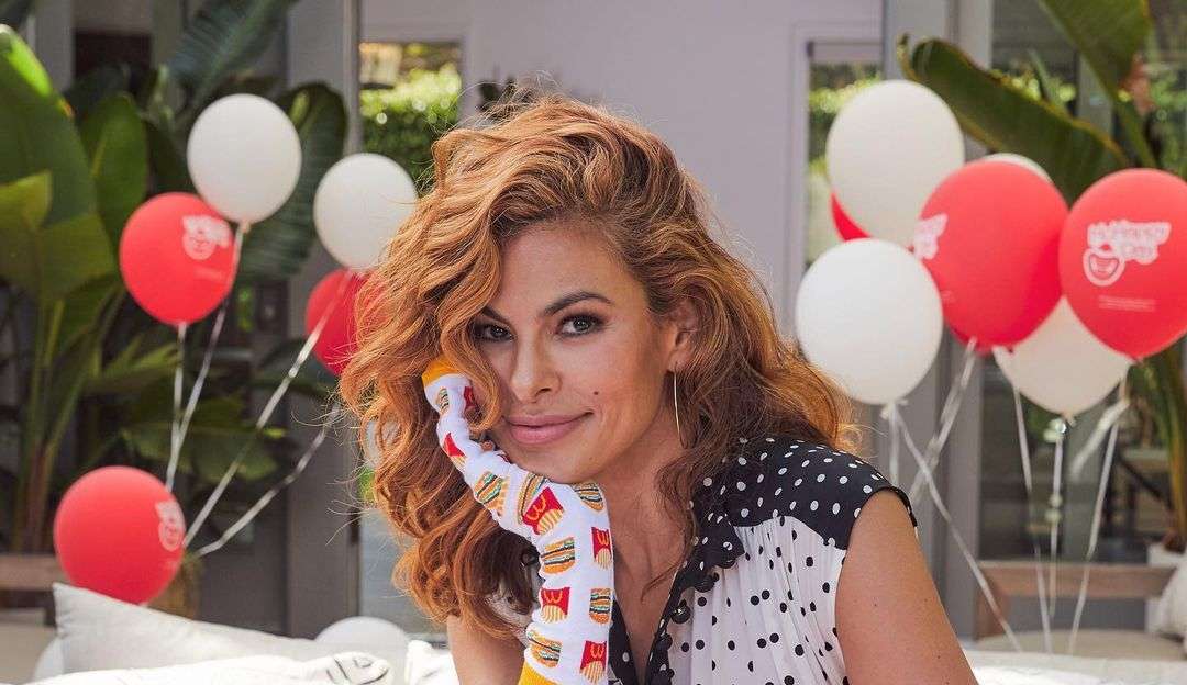 Eva Mendes posta foto com tatuagem que pode estar relacionada a um casamento secreto com Ryan Gosling