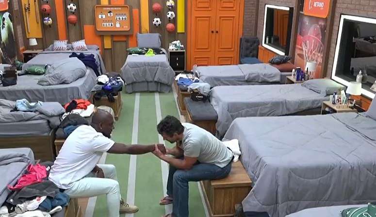 A Fazenda: Iran chora após ida de André Marinho para a roça