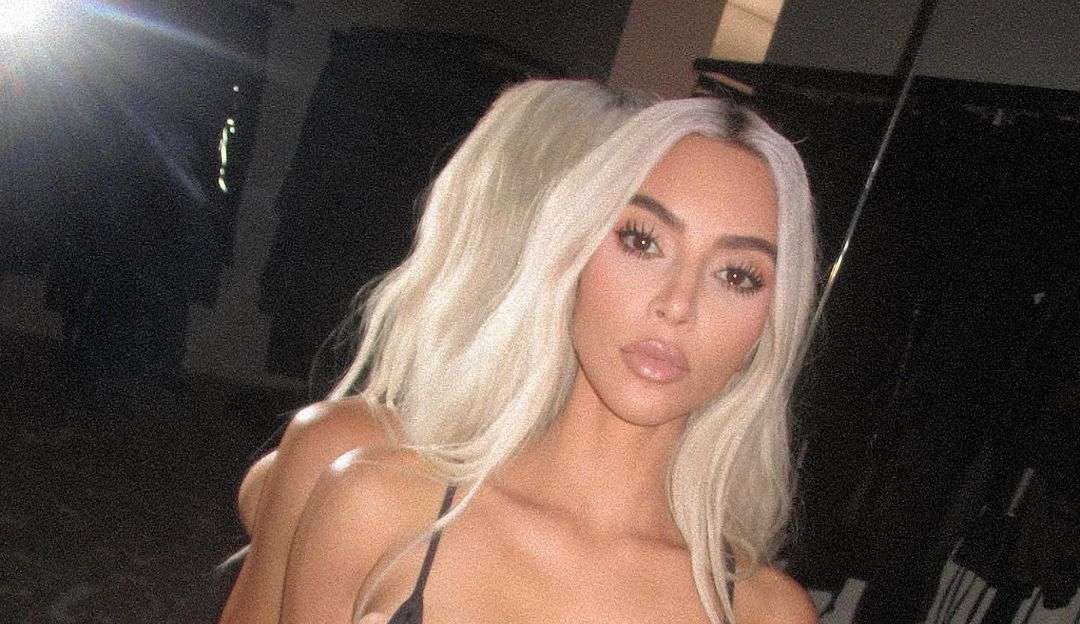 Kim Kardashian posa com sua nova coleção de biquíni