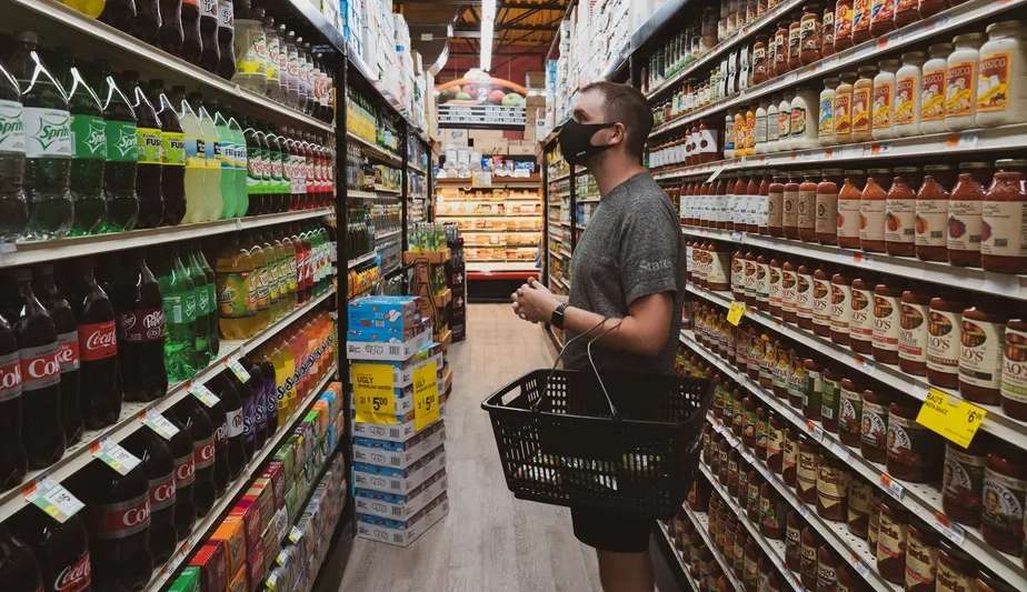 Sob pressão da economia fraca, preços dos alimentos tendem a baixar em 2023, diz Rabobank