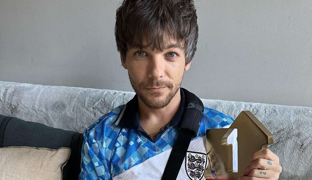 Louis Tomlinson atinge o topo da parada britânica de álbuns solo pela primeira vez após separação de One Direction