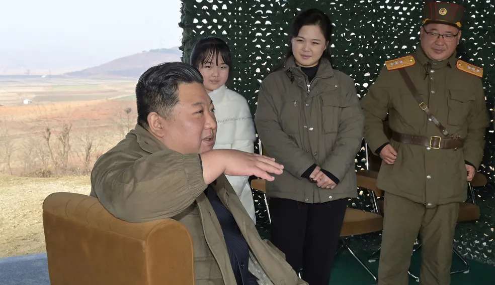 Filha de Kim Jong-Un faz a sua primeira aparição pública