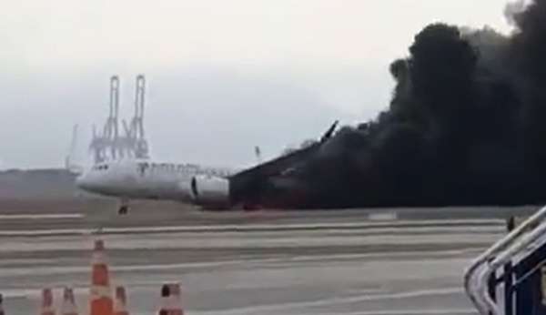 Avião colide com caminhão