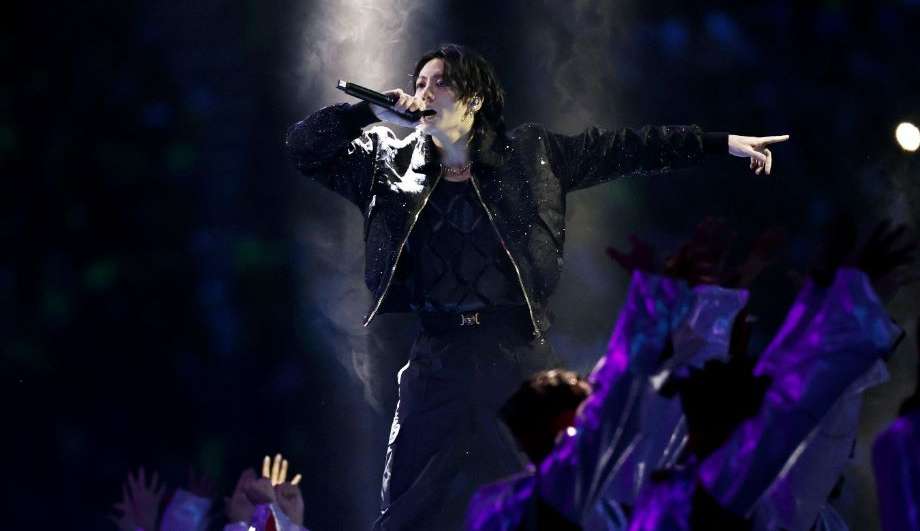 Jungkook membro do BTS, canta “Dreamers” na abertura da Copa do Mundo Qatar