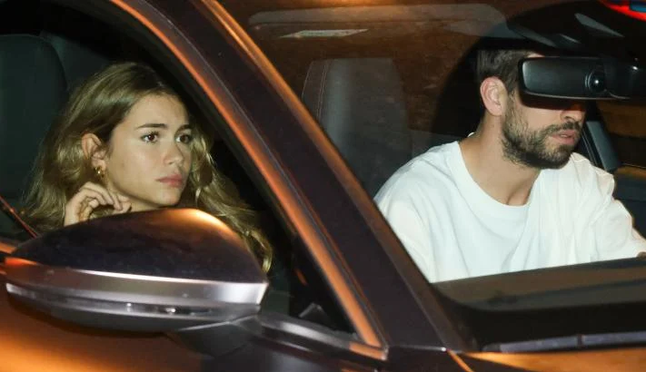 Piqué é visto de mãos dadas com a namorada Clara Chia após jantar