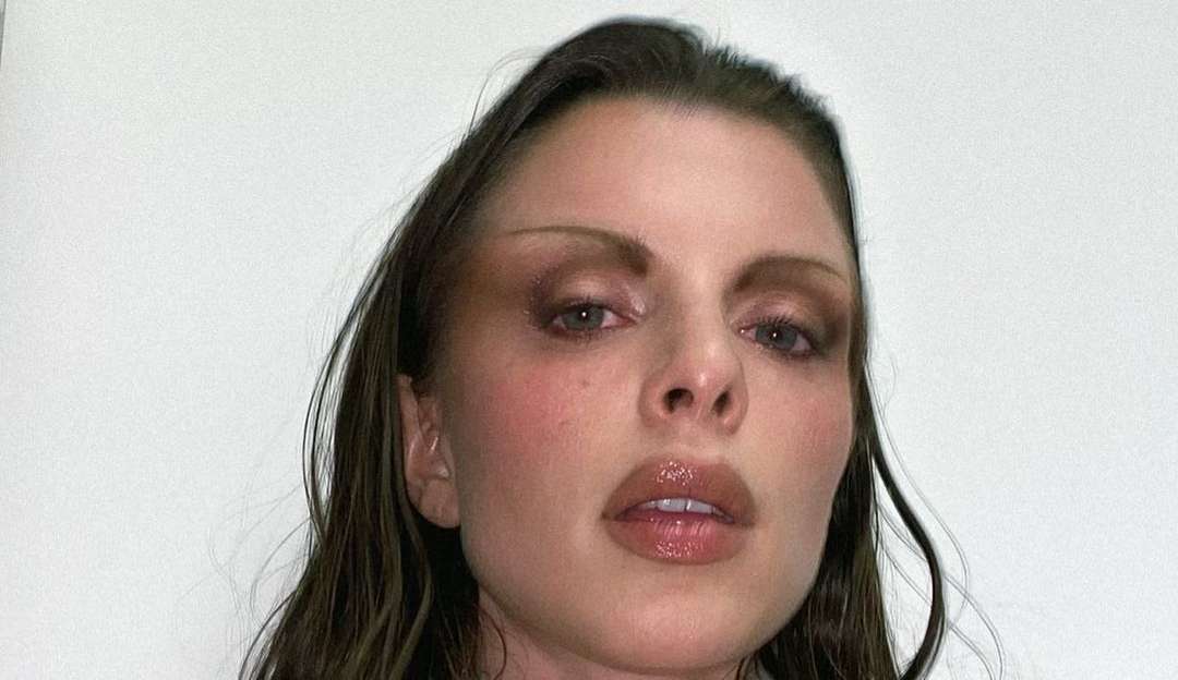 Julia Fox mostra look ousado e inusitado em post no instagram