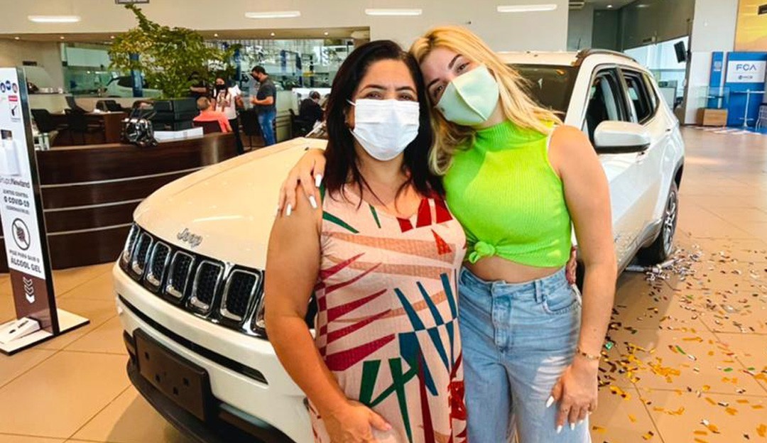 Gkay presenteia mãe com um carro novo