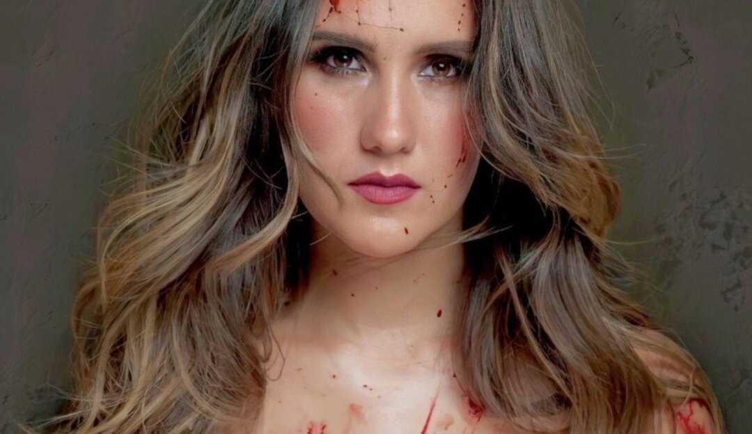 Dulce María aparece ensanguentada em protesto contra touradas