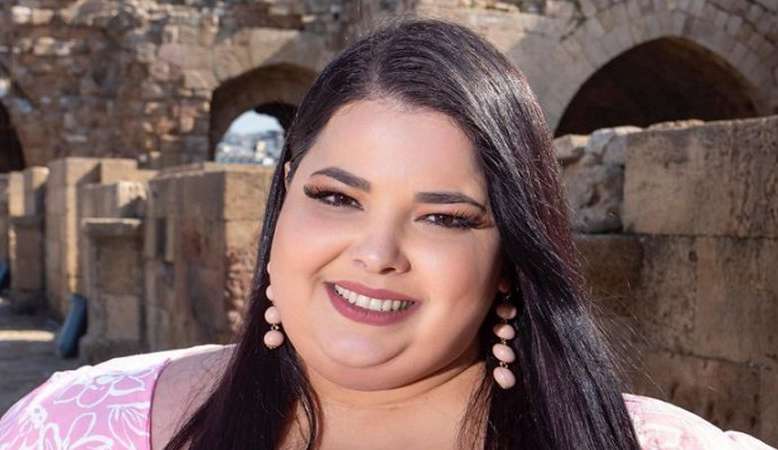 Modelo brasileira que relatou gordofobia em voo é realocada e retorna ao Brasil