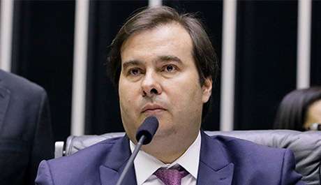 Rodrigo Maia entra com pedido de investigação contra casal que o hostilizou