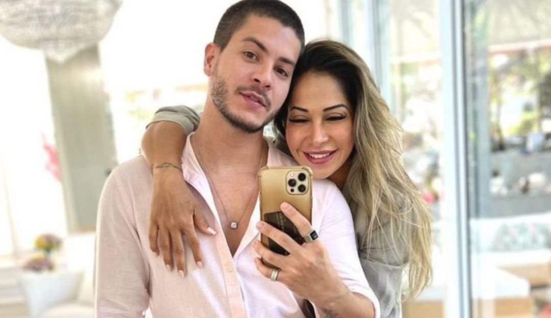 Arthur Aguiar ajuda ex, Maíra Cardi, em projeto profissional