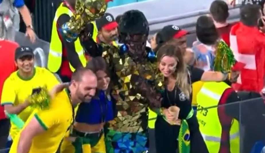 Eduardo Bolsonaro é visto no jogo da Seleção Brasileira contra a Suíça