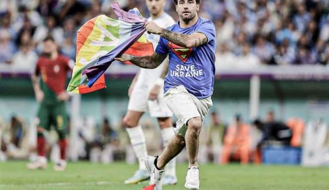 Torcedor invadiu o campo durante jogo na Copa com bandeira LGBTQIAP+
