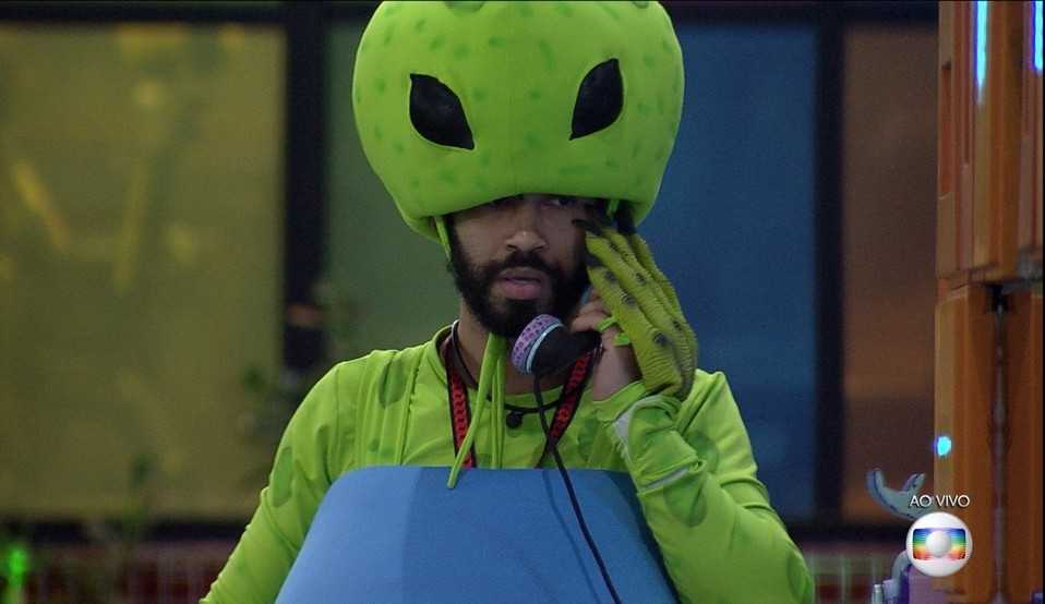 BBB 21: Gilberto atende o Big Fone e dá pulseira branca para Sarah