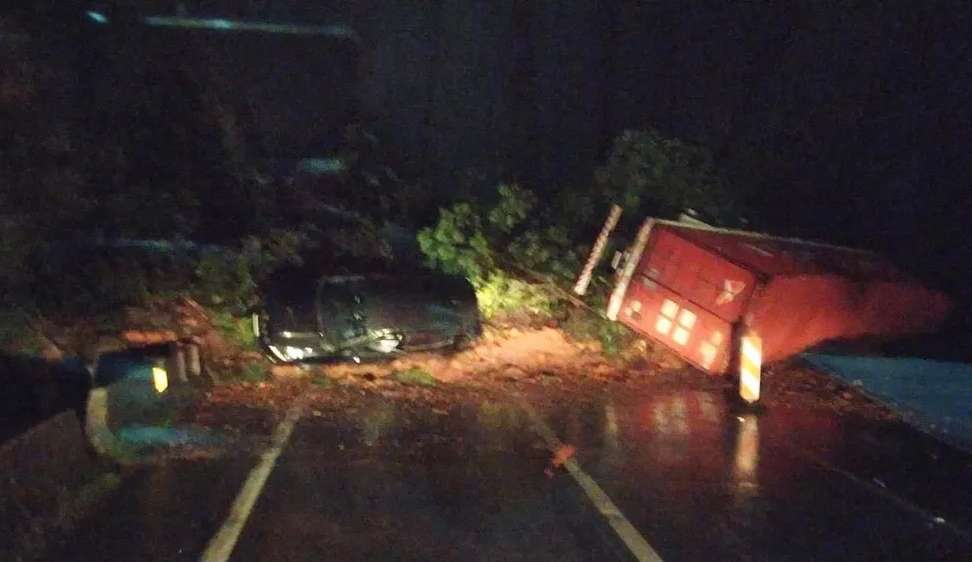 Deslizamento de terra causa interdição na BR-376 no Paraná