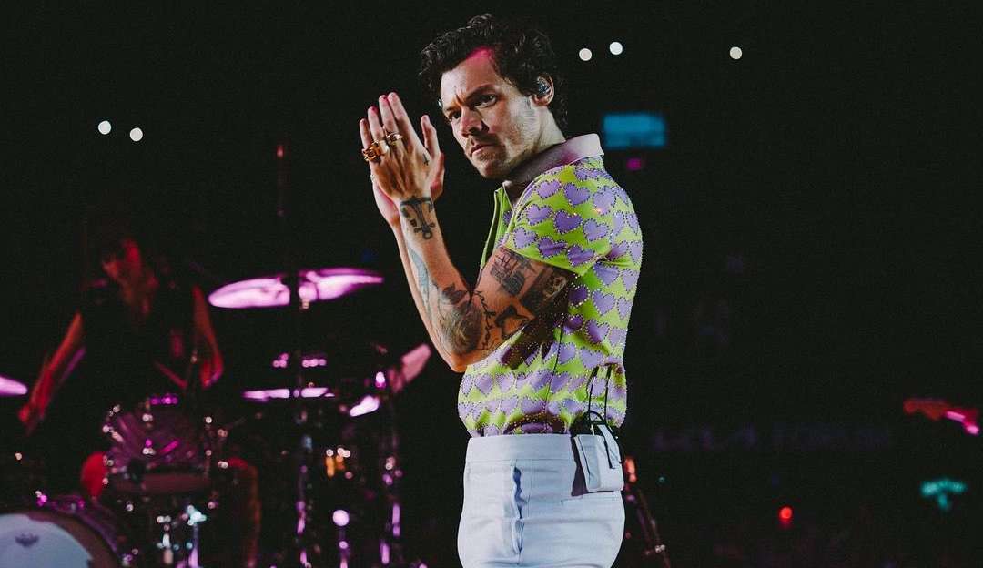 Harry Styles interrompe show após fãs desmaiarem ao serem sufocados em estádio