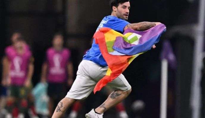 Torcedor dos Estados Unidos é detido por usar braçadeira arco-íris