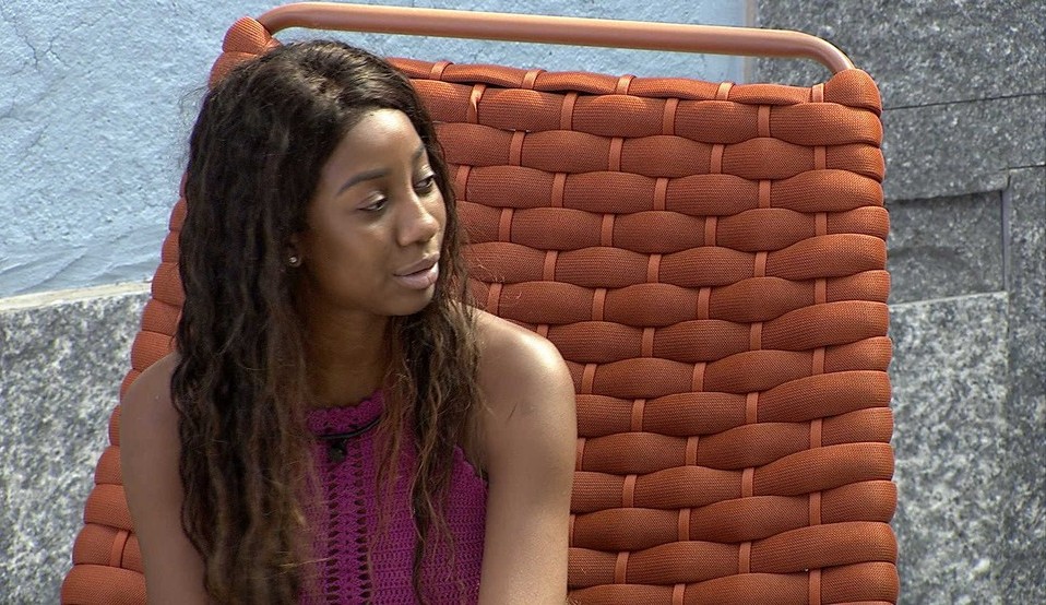 Camilla de Lucas se decepciona com Thais por não ter sido chamada para o almoço do anjo