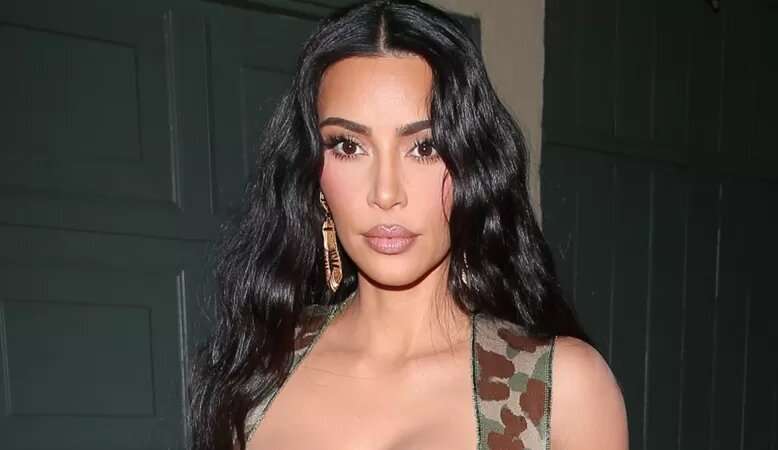 Kim Kardashian compartilha imagens de seu banheiro com decoração luxuosa de natal