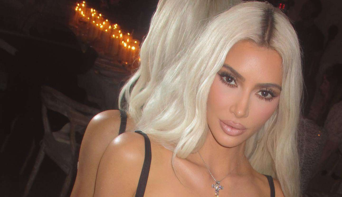 Kim Kardashian pretende encerrar parceria com Balenciaga após escândalo envolvendo pedofilia