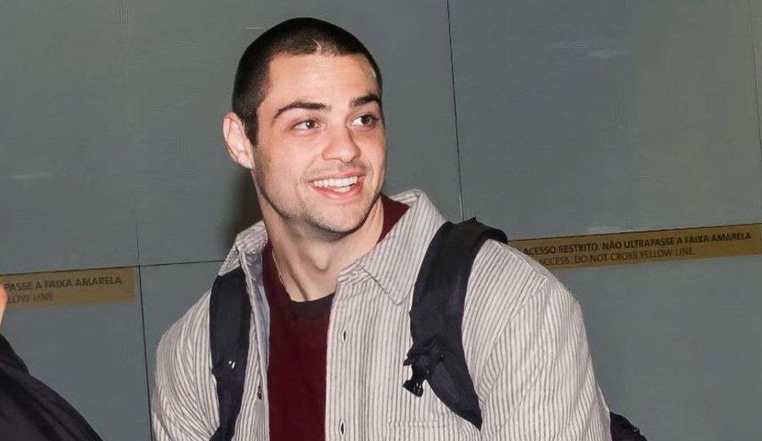 Noah Centineo chega ao Brasil para a CCXP 2022