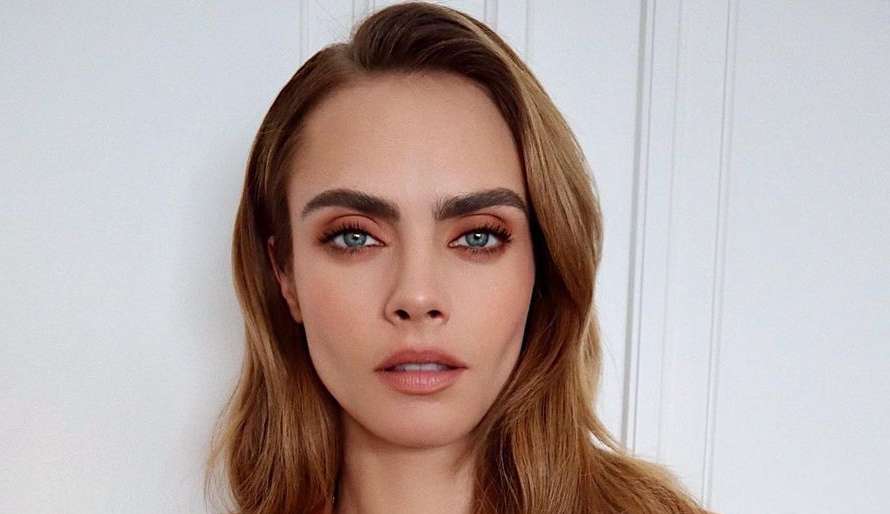Cara Delevingne diz que homens não têm os equipamentos certos para satisfazer as mulheres