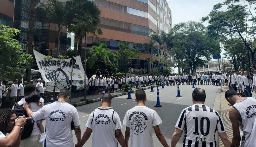Torcedores se reúnem em frente em vigilia em frente ao hospital de Pelé