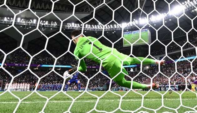 Goleiro croata brilha e seleção europeia desbanca o Japão