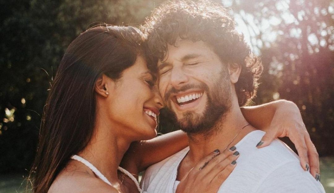 Jesus Luz pede sua namorada, Carol Ramiro em casamento