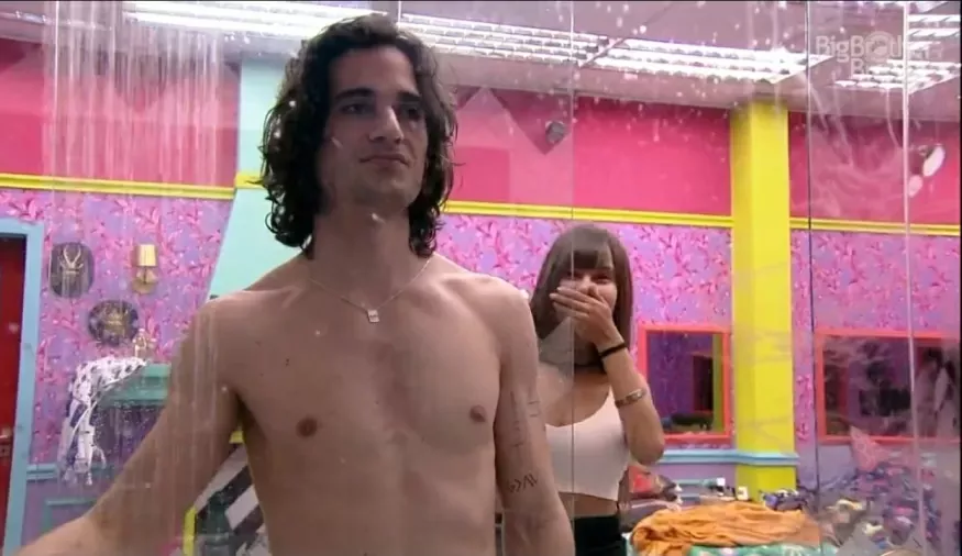 Fiuk toma banho com sabonete de outros participantes