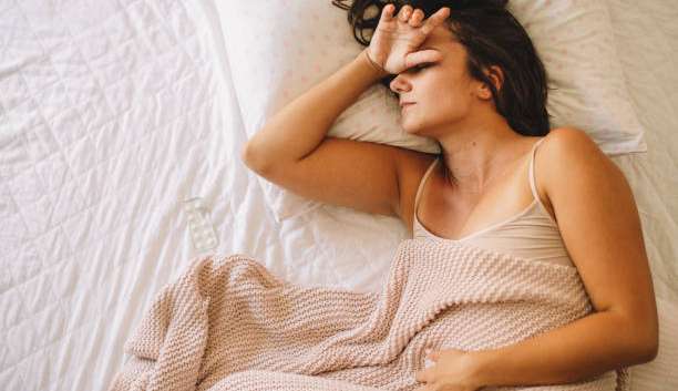 O que é a fadiga menstrual e o que fazer para aliviar os sintomas
