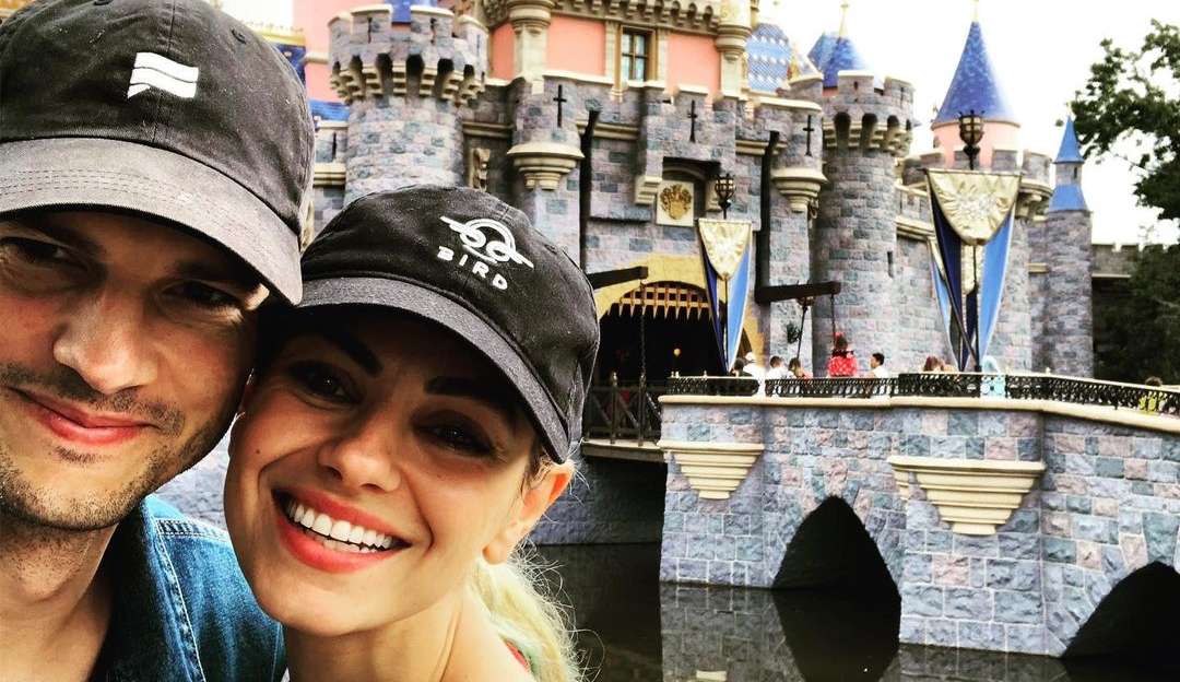 Em entrevista, Ashton Kutcher agradece apoio da esposa