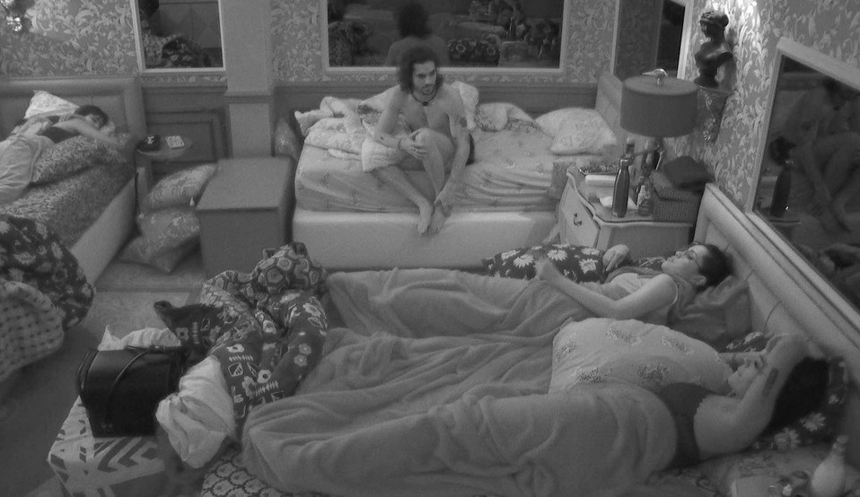 BBB21: Tiago Leifert insiste pergunta à Fiuk e gera dúvida entre os brothers