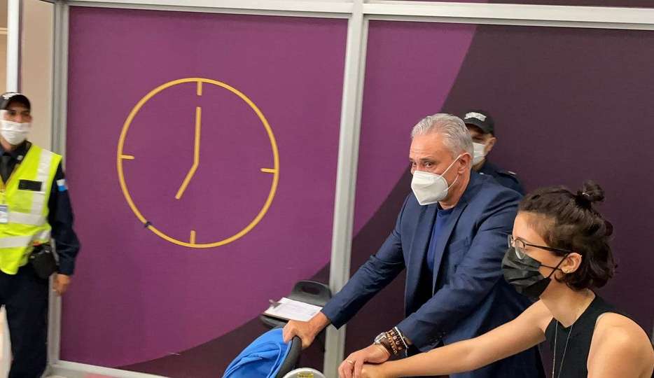 Delegação da seleção brasileira desembarca no Rio de Janeiro